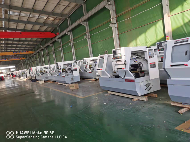 مخرطة CNC ذات الصف الصغير الأوتوماتيكي مع وحدة تغذية بار