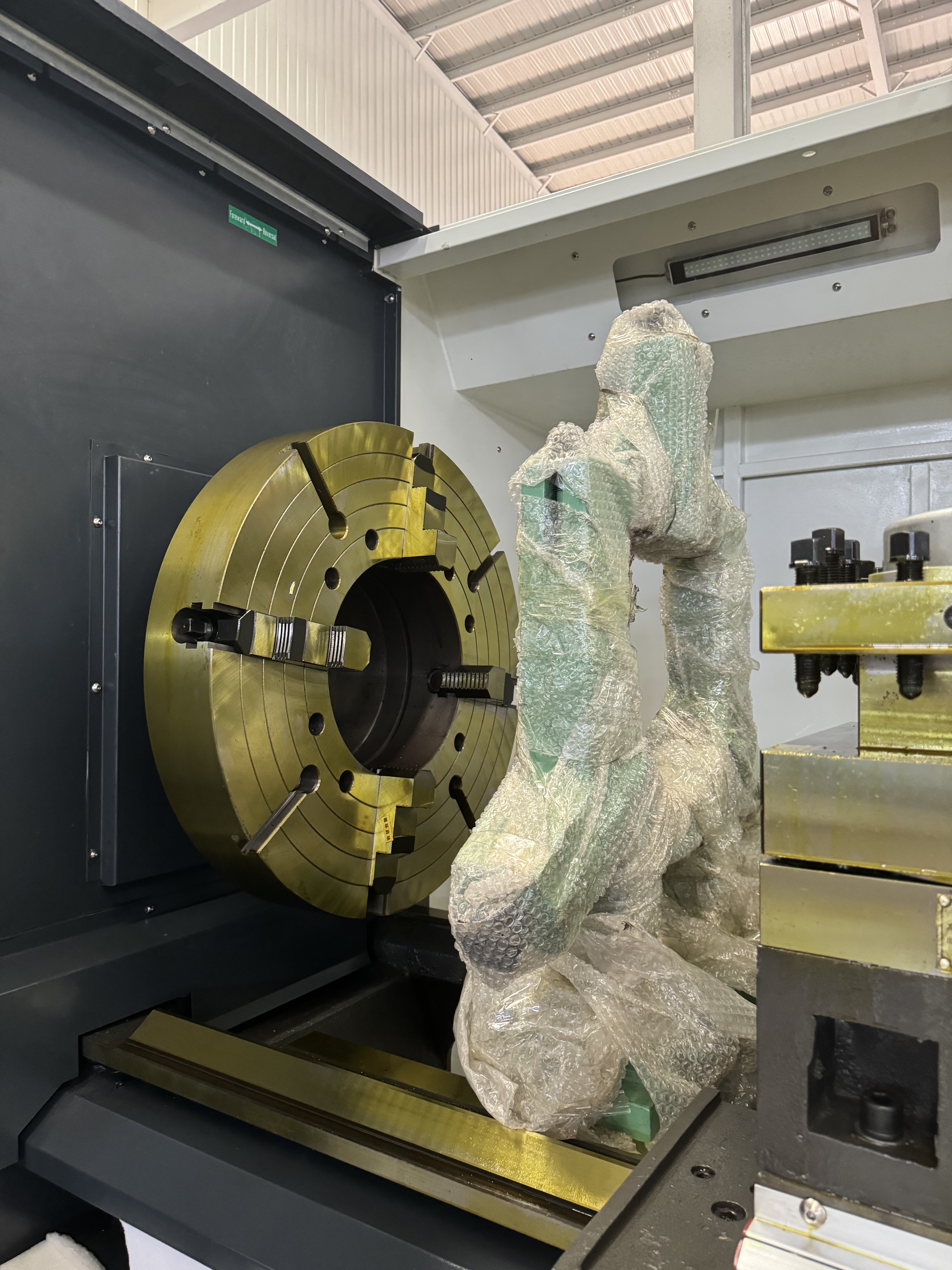 قامت شركة Alles CNC بنجاح بشحن مخرطة الخيوط الأنبوبية عالية الدقة ALQK1335 إلى الولايات المتحدة.