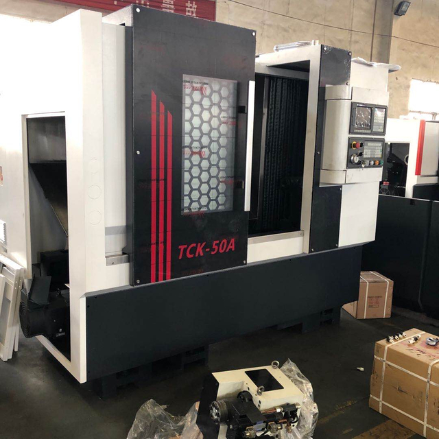 مخرطة CNC مع قطع عمل عمود المعالجة بالقطع المائل