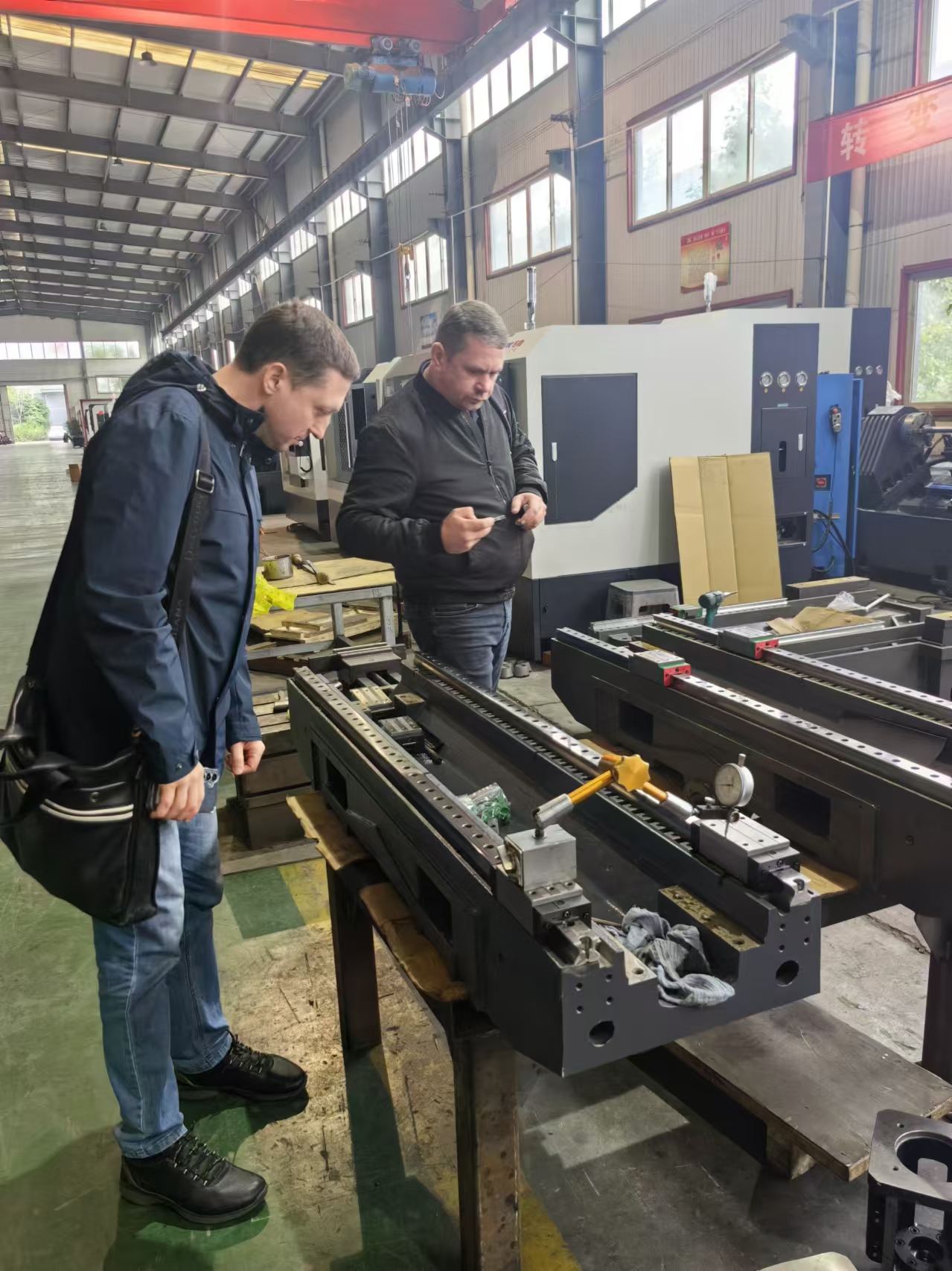 قام العملاء الروس بزيارة ALLES CNC لاستكشاف مستقبل التصنيع الذكي