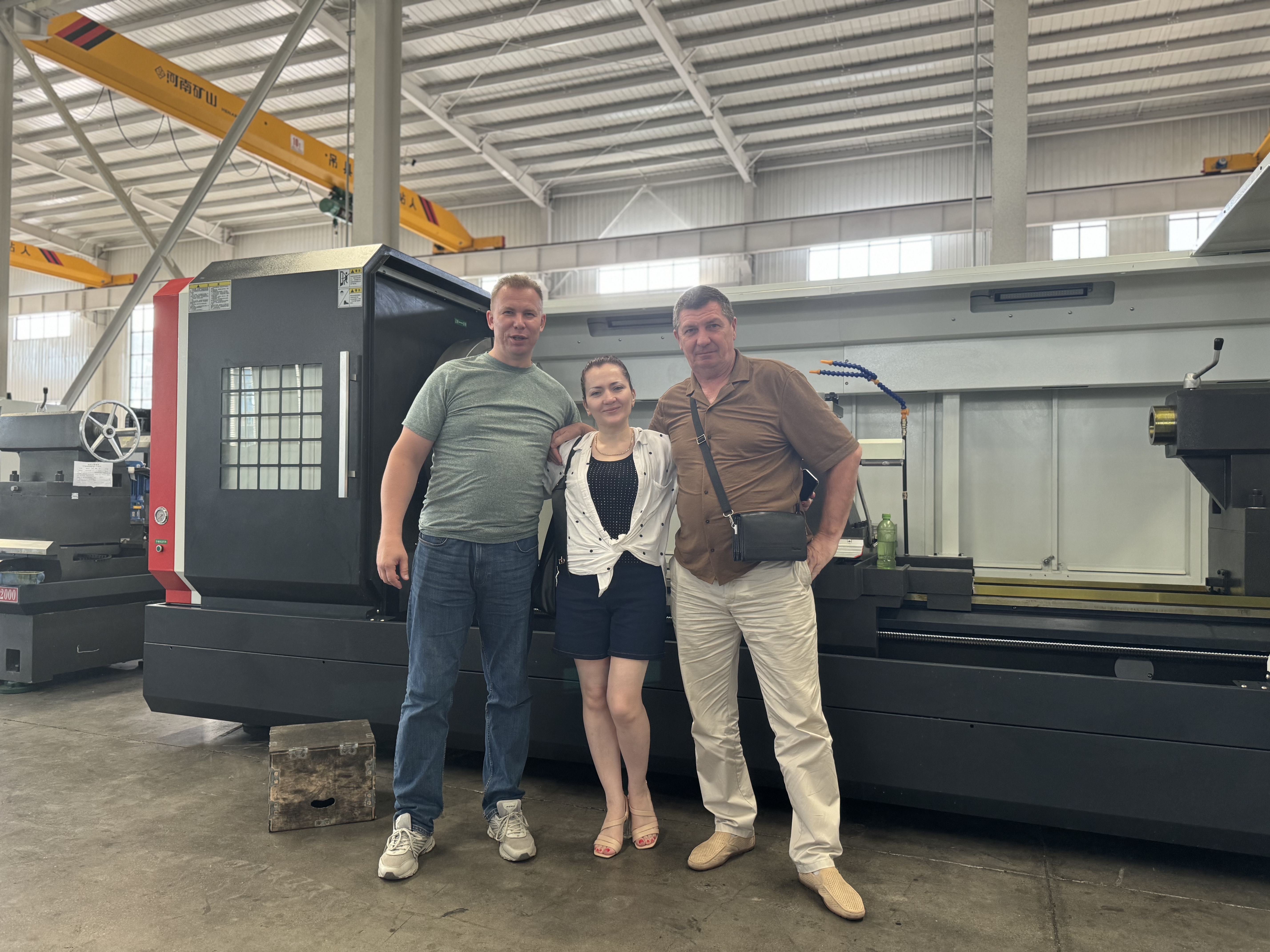 عملاء روس يزورون شركتنا لجولة في مصنع مخرطة CNC ومناقشة التعاون المتعمق