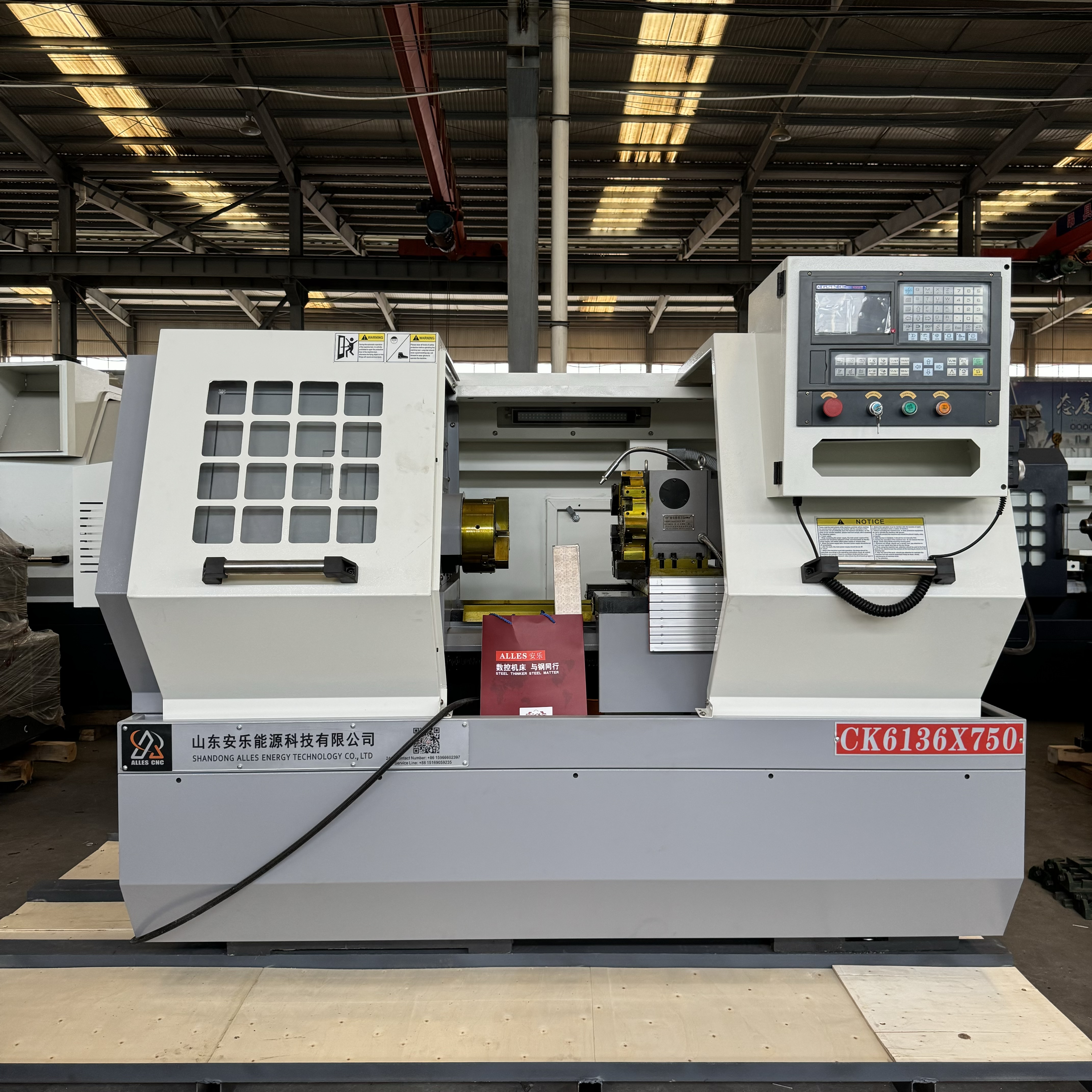 مخرطة CNC ALCK6136X750 شحنها إلى البرازيل: معدات معالجة المعادن عالية القيمة