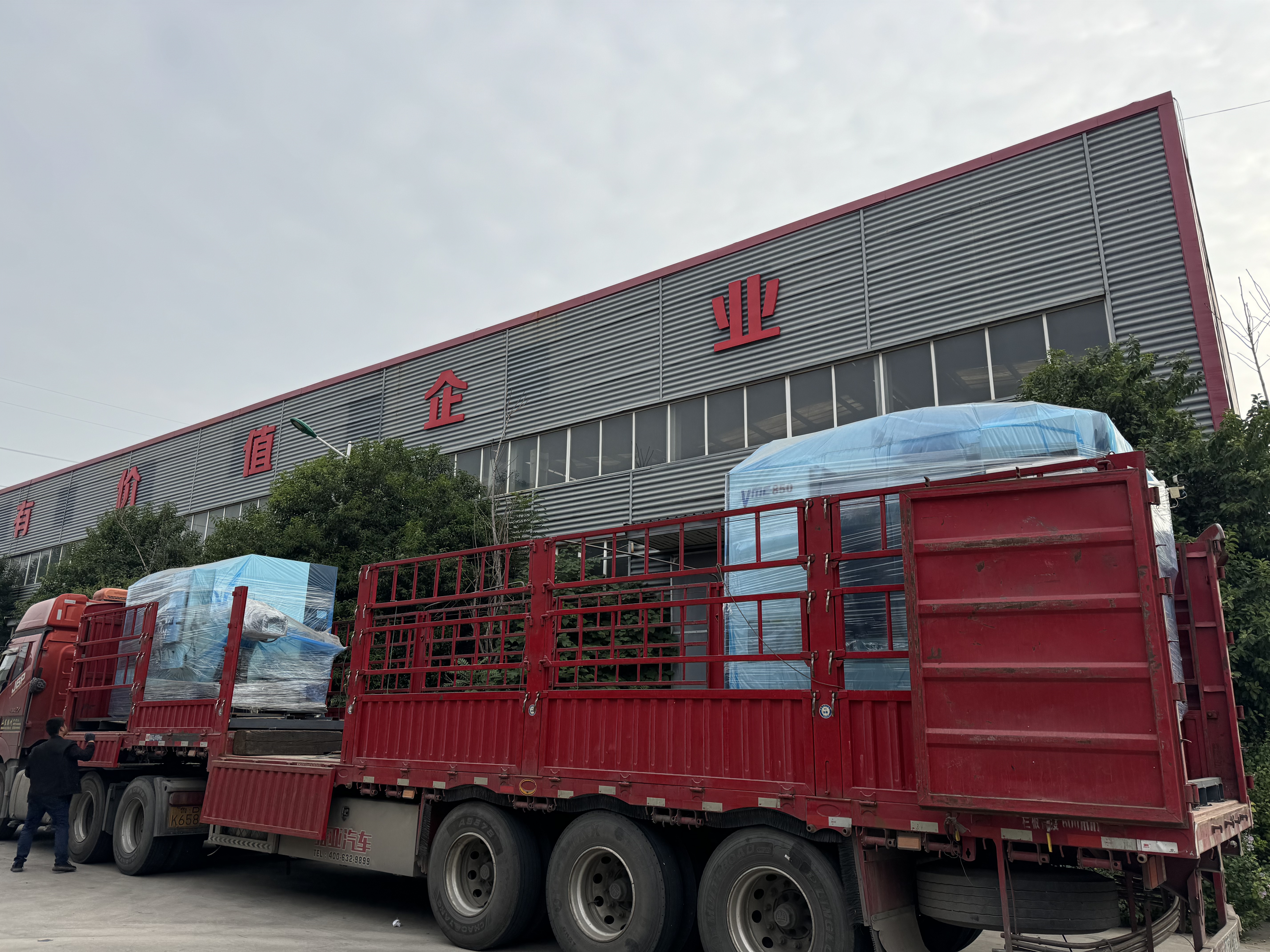 تم شحن مركز التصنيع الرأسي ALVMC850 بنجاح إلى روسيا، مما يدل على مزايا المعالجة عالية الدقة والتشغيل السهل