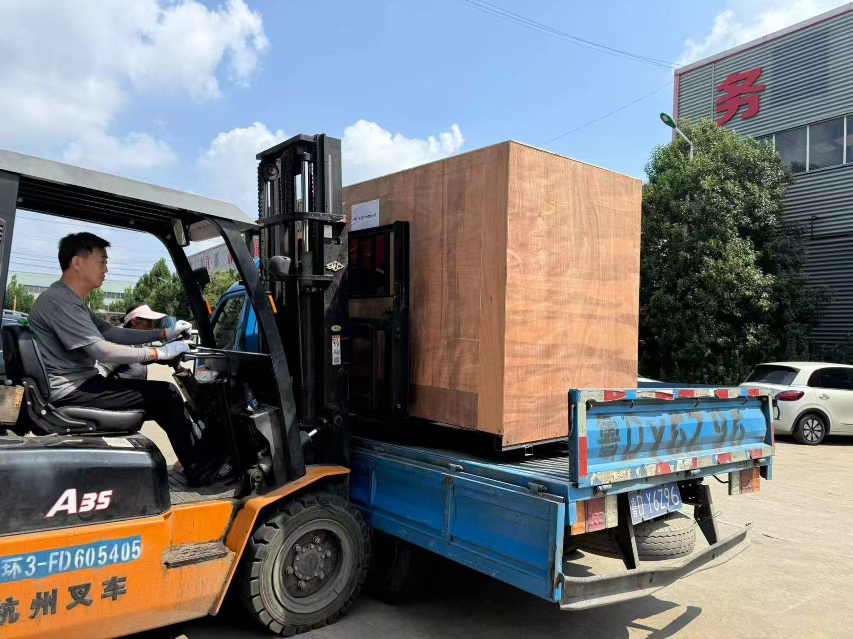 مخرطة CNC ALCK6150 معبأة وشحنها إلى روسيا للمساعدة في تحسين تكنولوجيا التصنيع