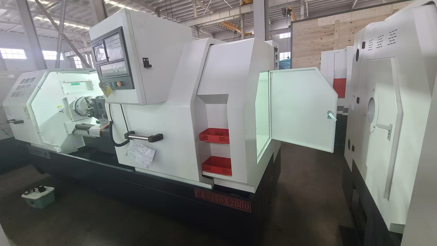 مخرطة CNC ALCK6150X2000 معبأة وجاهزة للشحن إلى كولومبيا